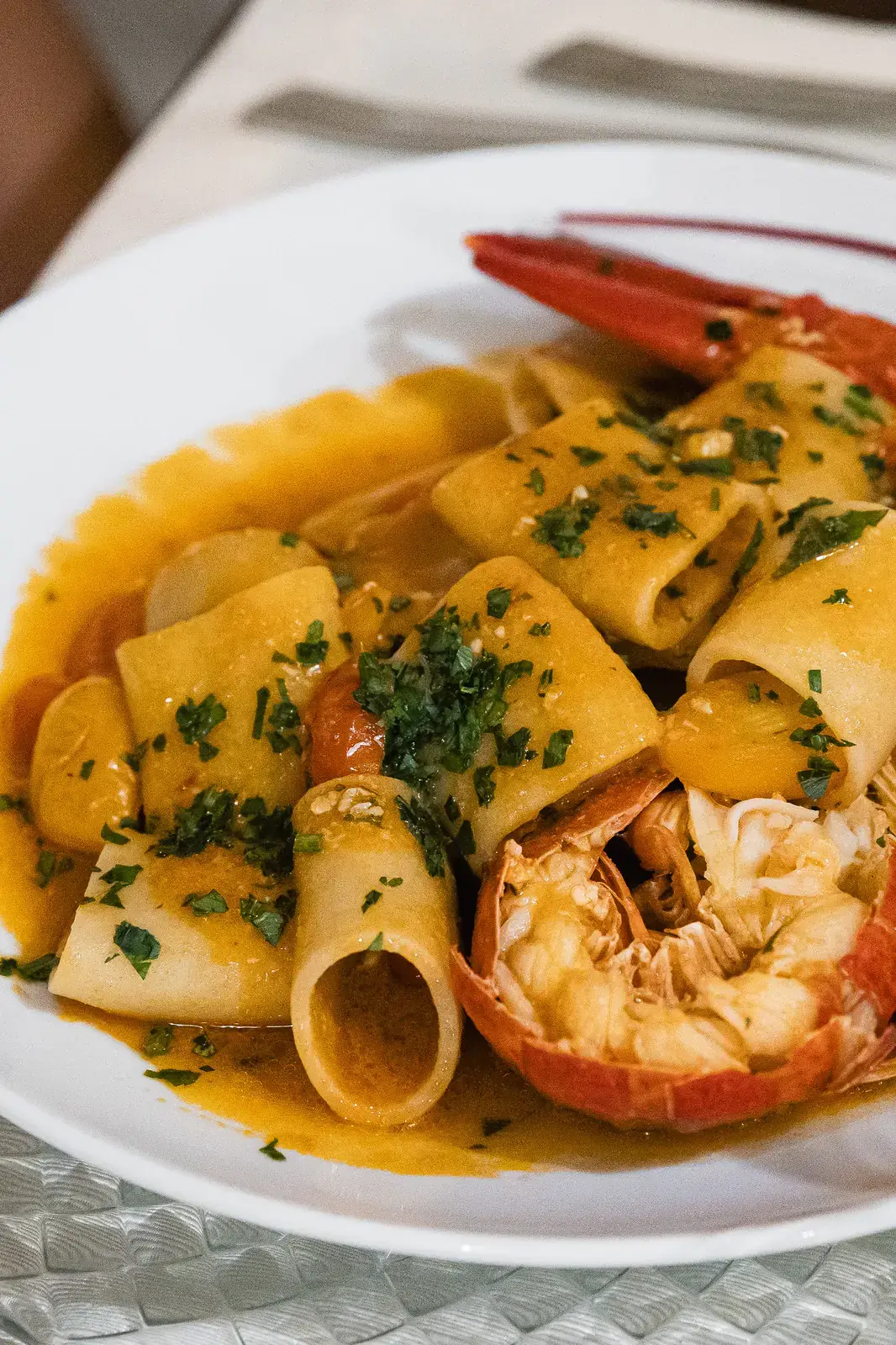 Paccheri all’astice serviti sulla tavola della masseria