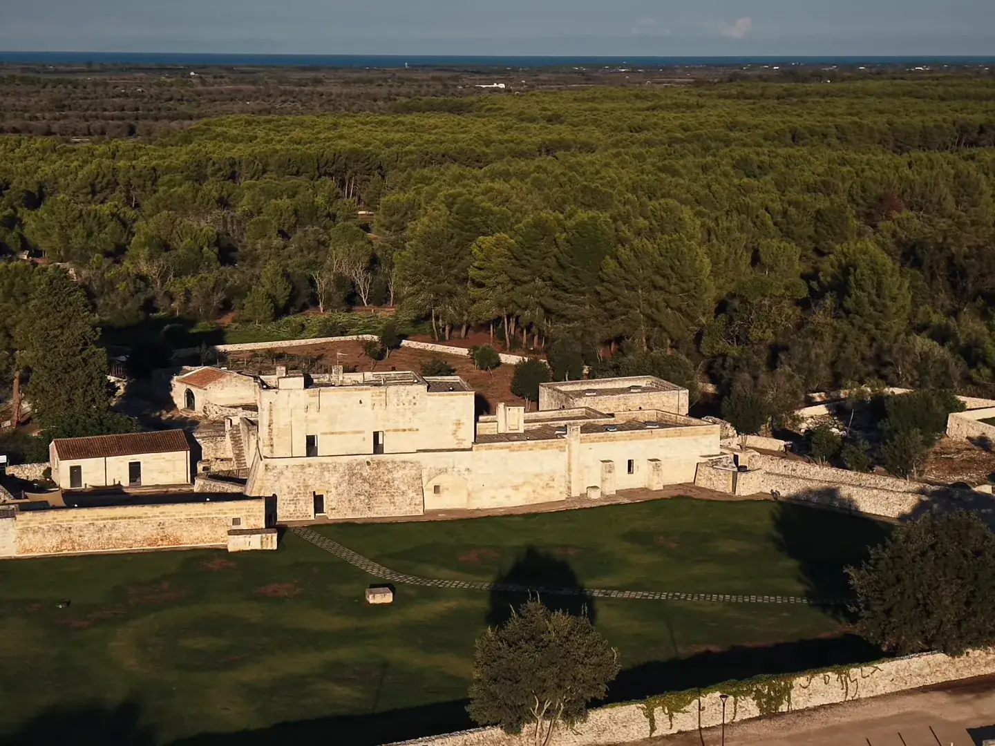 La masseria grande con la sua torre e il prato, vista dall’alto
