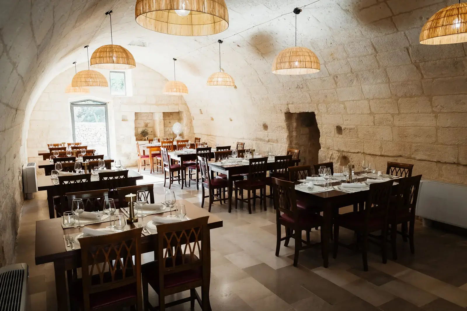 La sala del ristorante in masseria pronta per una cena di gruppo