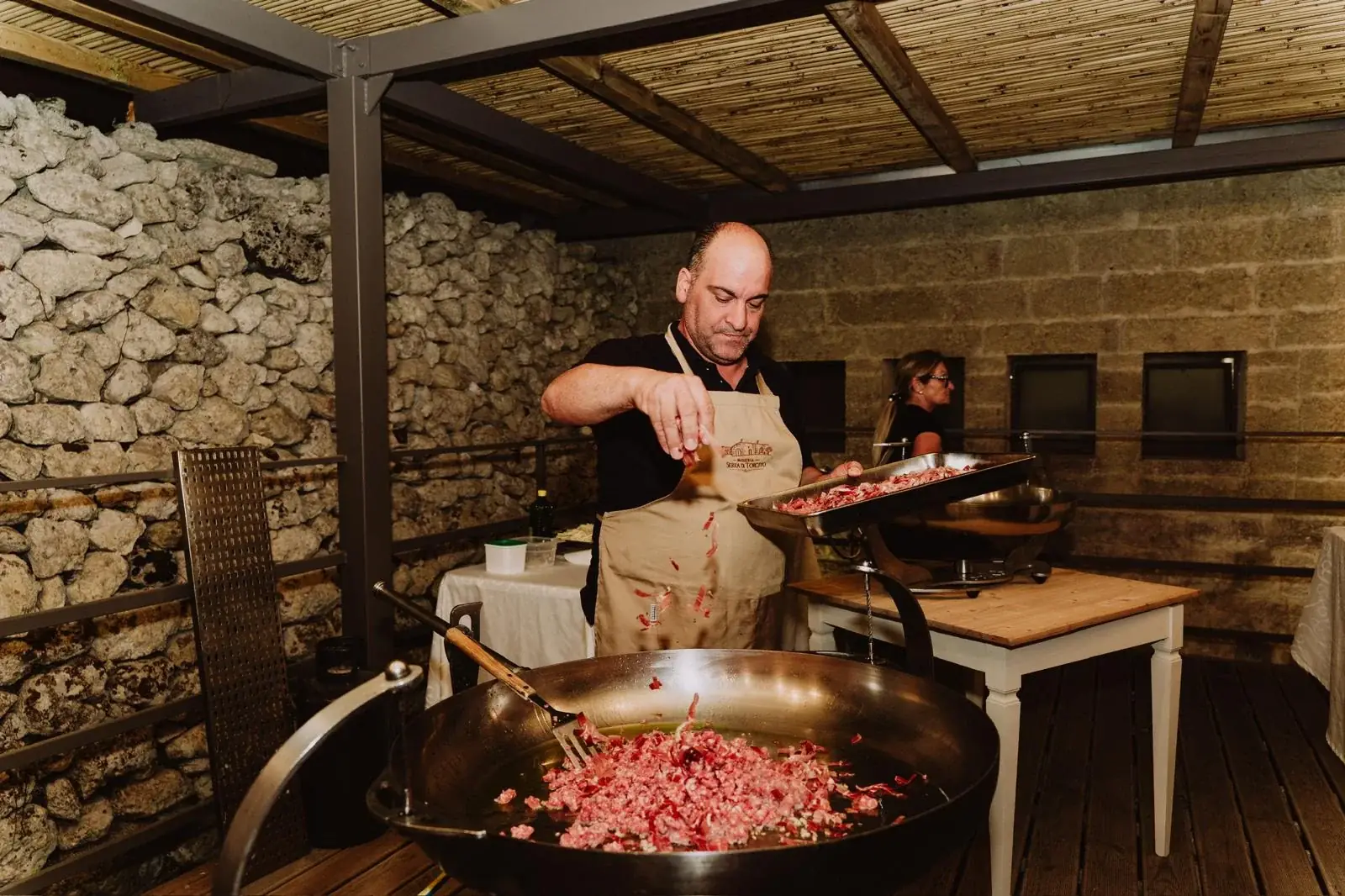 La preparazione dal vivo nel grande pentolo della masseria